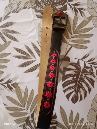 Cinturón de mujer con bordado floral