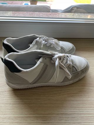 Zapatillas vestir grises y blancas 