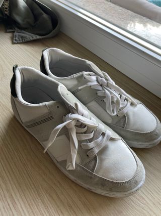 Zapatillas vestir grises y blancas 