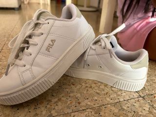 Zapatillas Fila Niña Blancas y Beige
talla 32/33