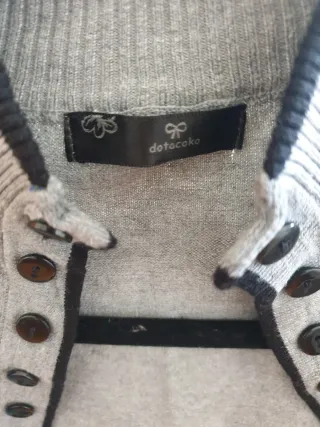 Chaqueta corta- tipo torera de punto, muy cómoda.