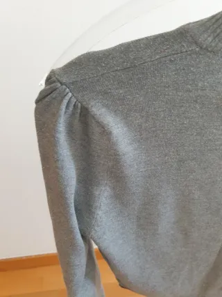 Chaqueta corta- tipo torera de punto, muy cómoda.