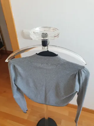 Chaqueta corta- tipo torera de punto, muy cómoda.