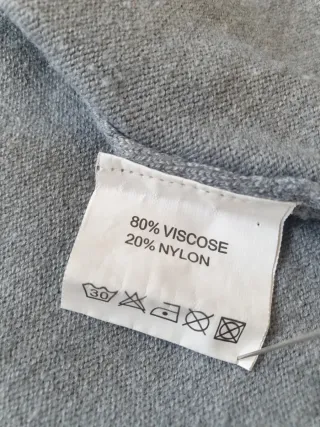 Chaqueta corta- tipo torera de punto, muy cómoda.