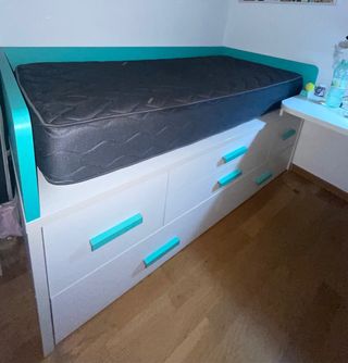 Dormitorio juvenil blanco y turquesa