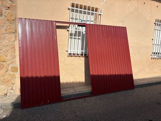 Puerta de garaje metálica roja