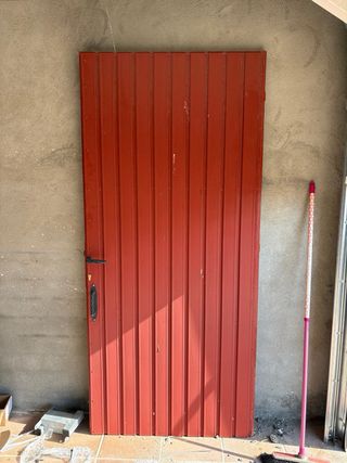 Puerta de garaje metálica roja
