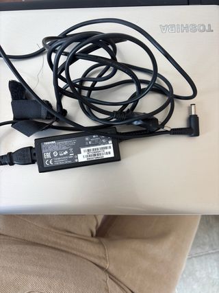 Portátil Toshiba AMD A6 Plata