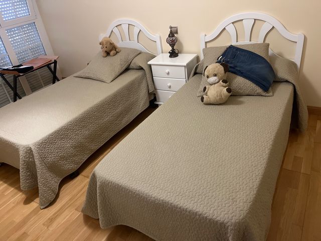 Cabeceros, colchones, somieres y mesilla