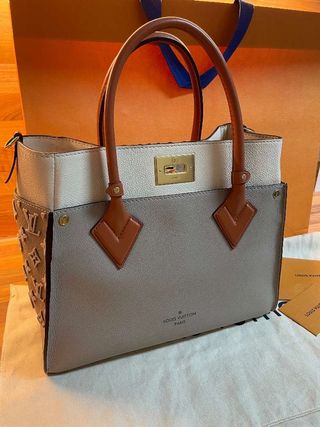 Louis Vuitton On My Side M53825