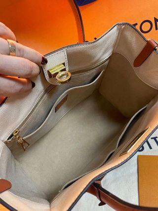 Louis Vuitton On My Side M53825