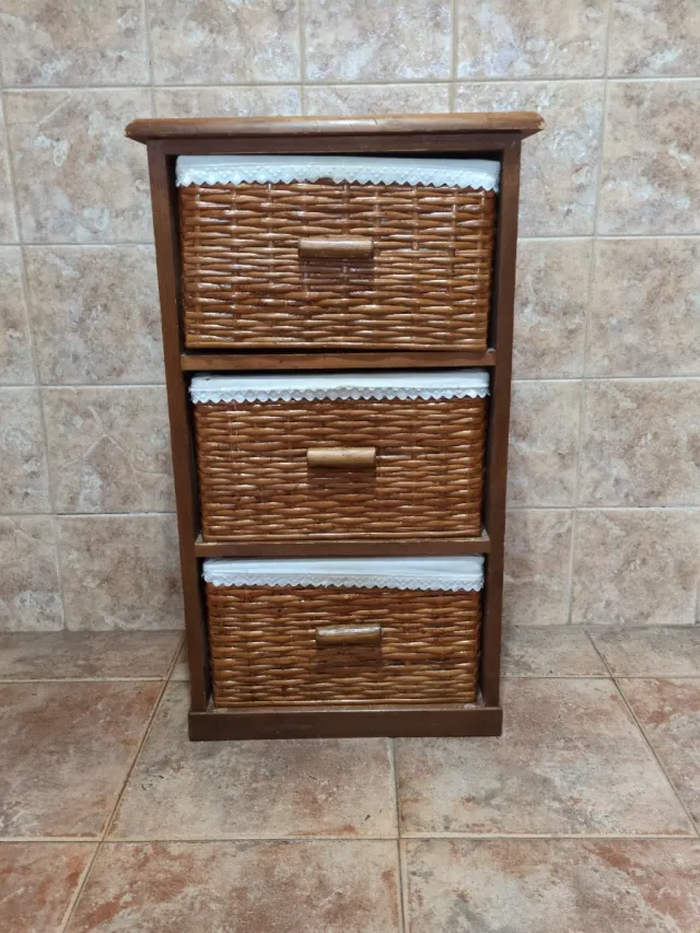 Cajonera de mimbre y madera