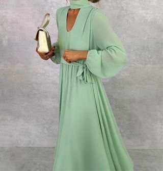 Vestido largo verde pistacho con cuello choker