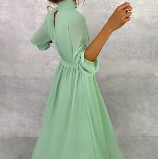 Vestido largo verde pistacho con cuello choker