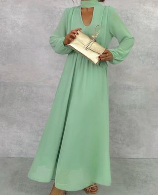 Vestido largo verde pistacho con cuello choker