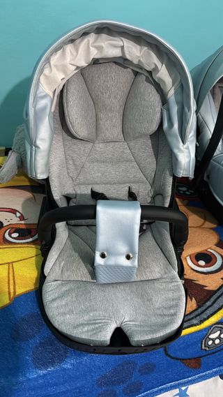Carro de bebé azul con capota