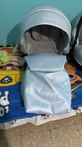 Carro de bebé azul con capota