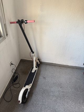 Patinete Xiaomi (Eléctrico)
con su cargador