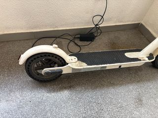 Patinete Xiaomi (Eléctrico)
con su cargador