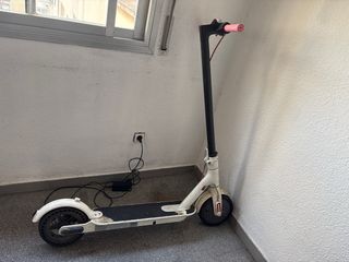 Patinete Xiaomi (Eléctrico)
con su cargador