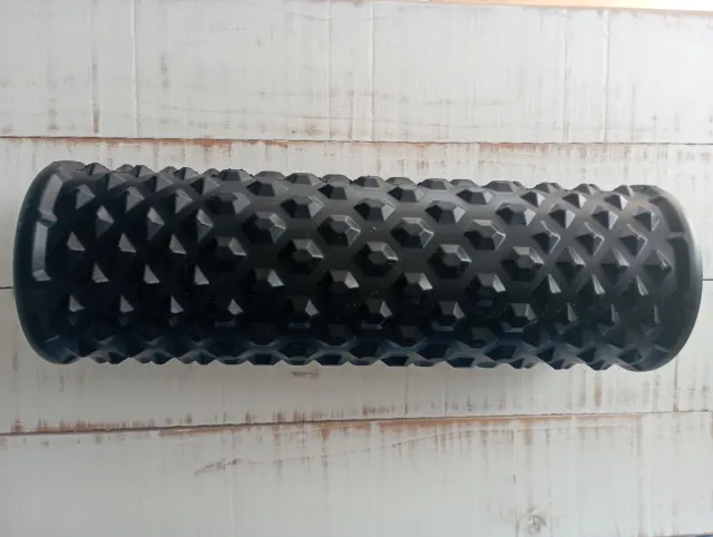 Rodillo de automasaje negro texturizado