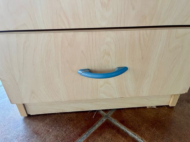 Mesita de noche 4 cajones