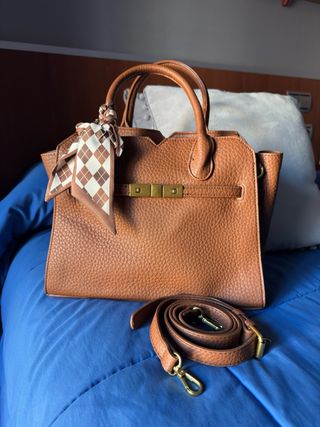 Bolso de piel marrón con pañuelo.