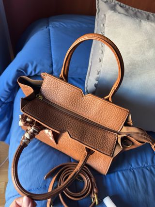 Bolso de piel marrón con pañuelo.