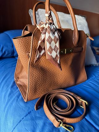 Bolso de piel marrón con pañuelo.