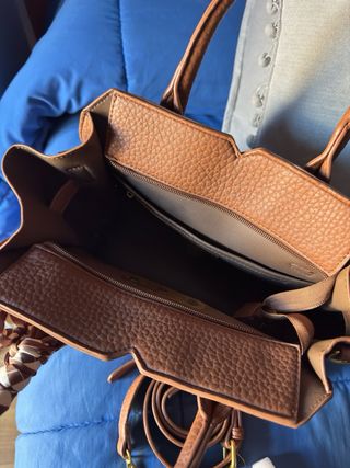 Bolso de piel marrón con pañuelo.