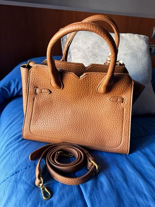 Bolso de piel marrón con pañuelo.