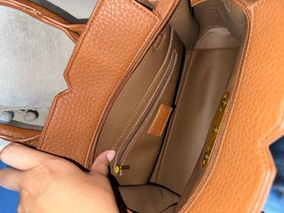 Bolso de piel marrón con pañuelo.