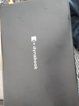 Ordenador portátil Toshiba negro con su cargador