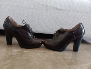 Zapatos de tacón marrones con cordones
