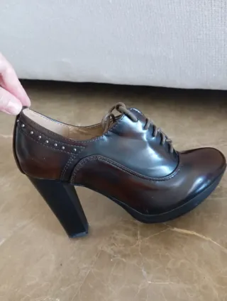 Zapatos de tacón marrones con cordones