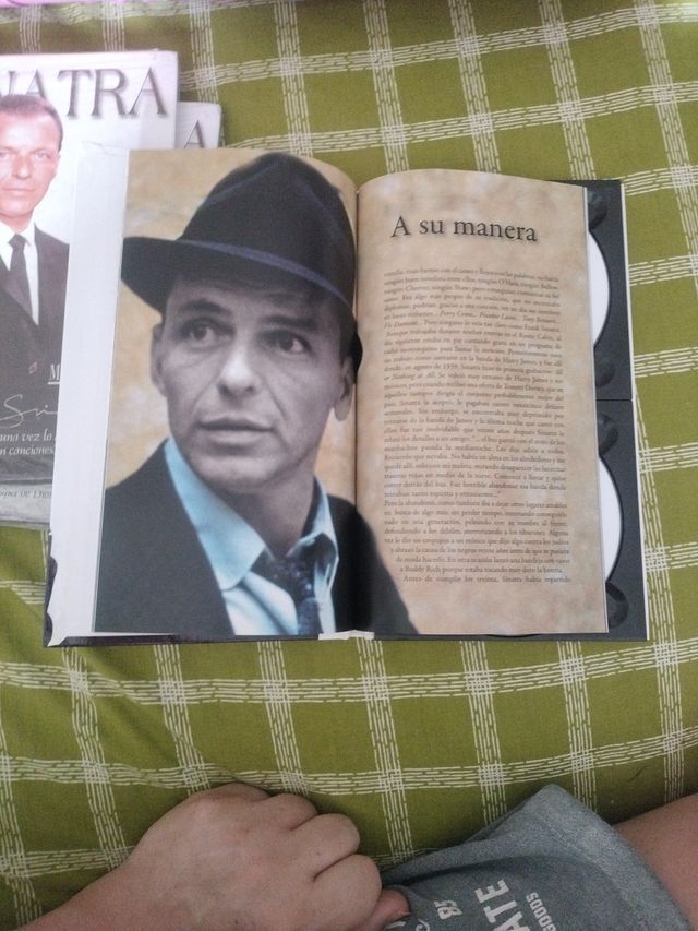 Lote 3 Libros y 6 CDs de Frank Sinatra (Español)