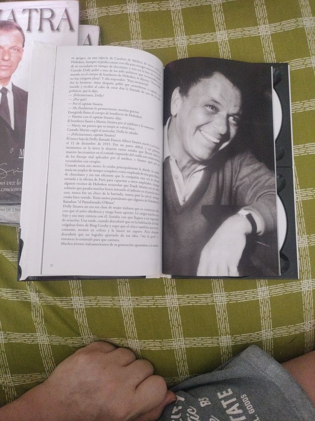Lote 3 Libros y 6 CDs de Frank Sinatra (Español)