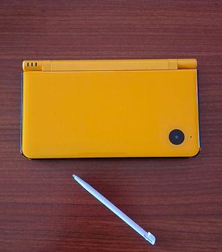 Nintendo DSi XL Giallo