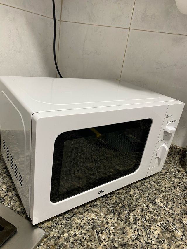 Microondas blanco con plato giratorio