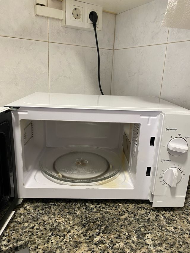 Microondas blanco con plato giratorio