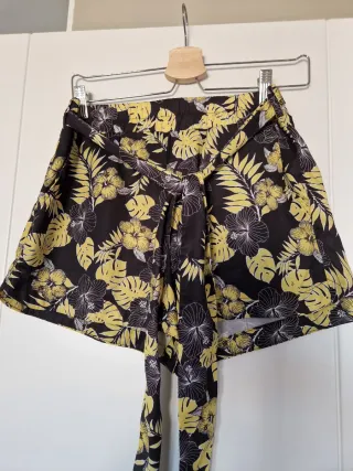 Falda pantalón estampada tropical
