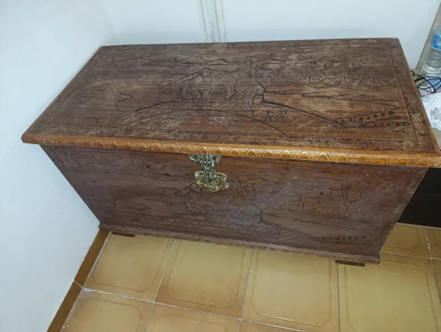 Cofre de madera tallado estilo colonial