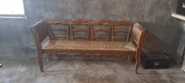 Banco antiguo de madera y ratán