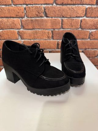 Zapatos negros de tacón con cordones