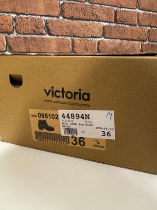 Zapatos negros de tacón con cordones