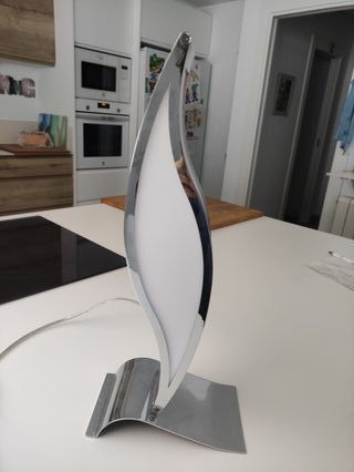 Lámpara de mesa moderna plateada