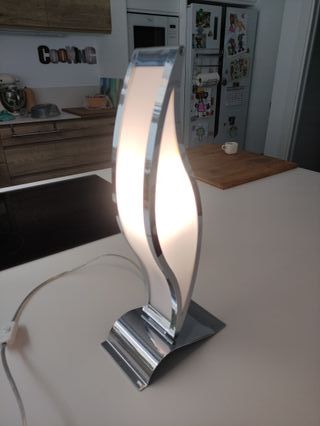 Lámpara de mesa moderna plateada