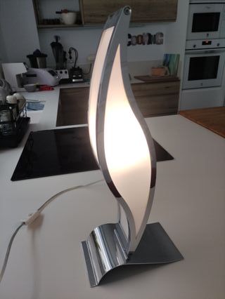 Lámpara de mesa moderna plateada