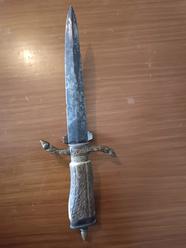 Daga antigua con empuñadura de asta