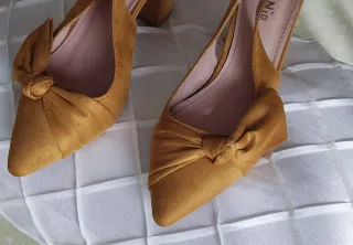 Zapatos tacón mostaza lazo T40